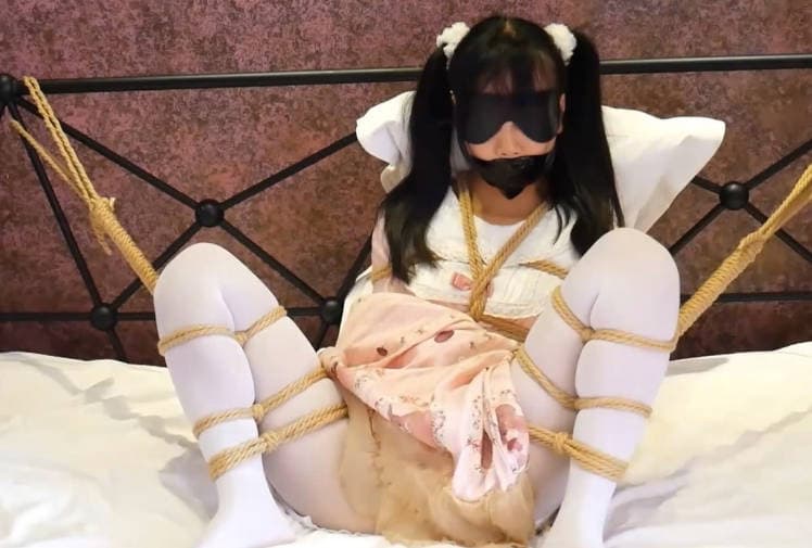 白丝Lolita小萝莉 SM捆绑调教 呻吟不断,清纯双马尾同桌,原来私下是一只喜欢被调教的小母狗!