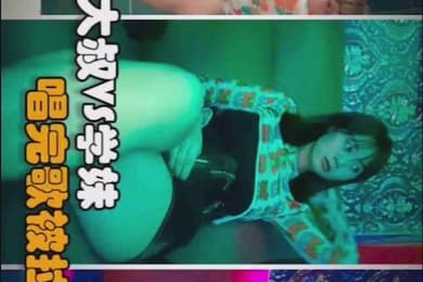 身材极品学生妹和大叔炮友歌厅大战撩起裙子摸逼被拉到洗手间后入啪啪