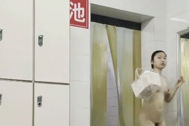 浴室更衣室近距离偷拍几个身材不错的年轻妹子换衣服