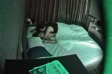 情侣开房男的做累了女的意犹未尽偷偷自慰