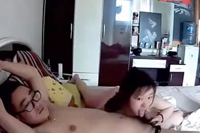 居家摄像头被黑偷拍金鍊子四眼男太性福边看电视白嫩骚媳妇边在下面吃J8吃睪丸进入搂起双腿大力输出能把你看硬
