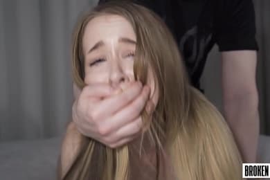 娇小的少女第一次粗暴三人行中被猛击