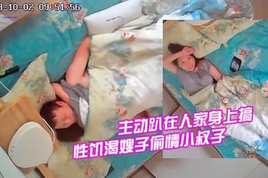 家庭旅馆偷拍性饥渴嫂子偷情小叔子裤子都没脱就主动趴在人家身上搞