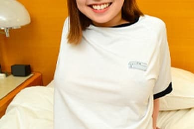 一个穿着灯笼裤看起来很棒的女孩，它切开了她的裂缝 藤田留美