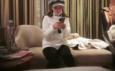 约了个白衣帽子妹子啪啪，穿上情趣装骑坐翘着屁股后入抬腿抽插