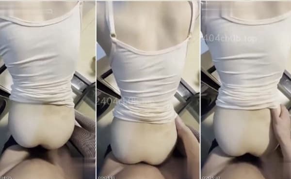 刚插进姐姐骚穴，老妈就推门进来，真会挑时候