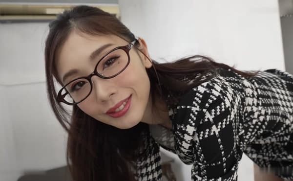 お姉さんの巨尻が猥褻過ぎて秒殺で悩殺！！ 小松杏MMKZ-131-u