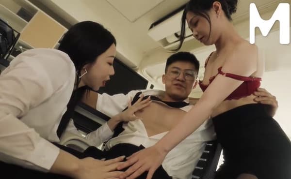 麻豆传媒映画 - 站在讲台的严厉女教师，现在跪趴在课桌椅上小穴好湿_modelmedia