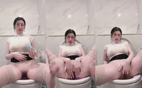 Cocopie0218s Quick Pussy Rub In The Toilet