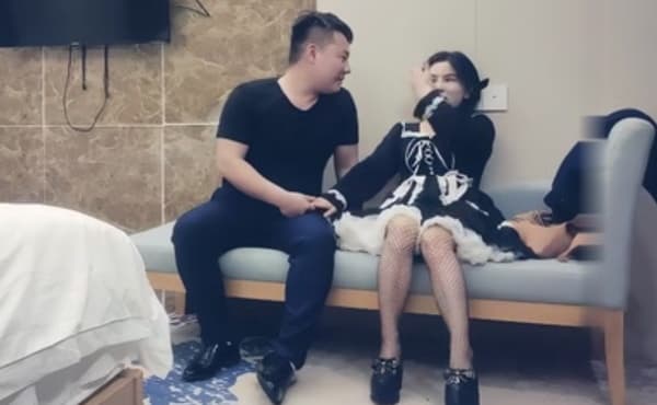 【赵总寻花】萝莉装外围小妹，近距离猛操呻吟不断