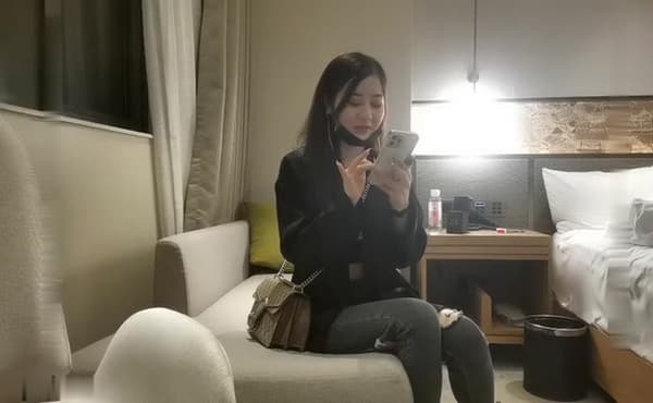舞蹈系学妹就地过年，出来背着男友兼职，蜂腰翘臀美腿，一顿输出爽到高潮