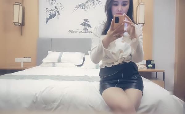 【赵总寻花】黑色皮短裙外围妹子，因为经济卡钱差点吵起来，逼毛修发型镜头前口交舔弄，双腿肩上扛猛操太厉害了妹子被操受不了