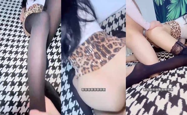 【叔叔出门了，快点办正事！】前脚刚出门，我就拿着震动棒玩弄她的骚逼，我插的越狠她的淫水就越多，最后无套内射，她大喊道：你要死啊！又射里面！