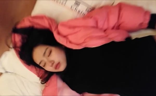 96年的前女友马上要结婚了把她骗出来下药迷翻再打一炮