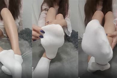 妹子对着镜头玩着她的鲍鱼