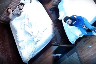 酒店偷窥偷窥大叔和青春靓丽戴眼镜女友激情啪啪