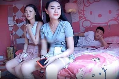 珍稀情趣酒店粉红套房偷拍朋友刚走小肥哥就迫不及待按到模特级别女友啪啪鸡巴还挺大的对白清晰