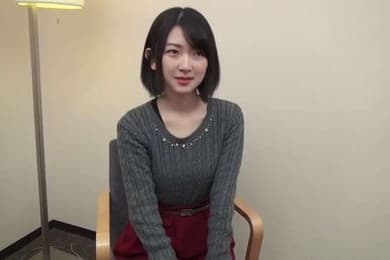 19岁的超级美无敌清纯短发美眉,穴太嫩太紧了,大叔只能插入一小半内射