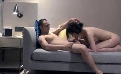 中年大叔约到年轻肤白嫩妹,温柔配合