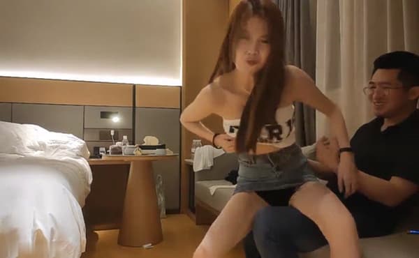 高素质牛仔短裙外围妹子,镜头前蹲着深喉口交,上位骑乘扭动小腰站立后入,翘起屁股大力猛操